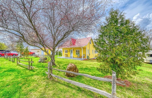 Saint-Mathias-sur-Richelieu Cottage | Chalet Sunset by the Richelieu River : Waterfront Views, Tranquility & Comfort