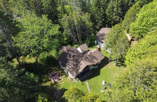 Sainte-Lucie-des-Laurentides Ski Chalet | Chalet Mon Repos - Lac Sarrazin with boats