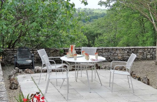 Les Eyzies Cottage | Charming Stone House with Terrace, Garden & Wifi Near Prehistoric Sites in Les Eyzies-de-Tayac