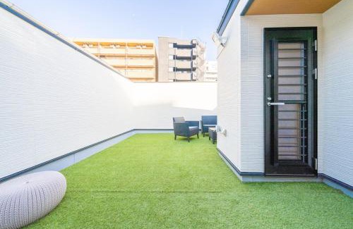 Naniwa Apartment | Chaco 通天閣横の新築戸建て 4寝室 3バスルーム ルーフトップガーデン