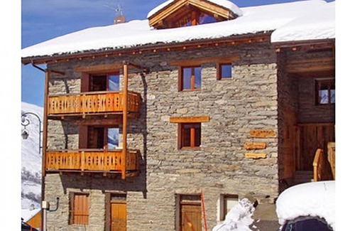 Le Bettaix Ski Chalet | Chalet, 250m from ski slopes, balcony, fireplace or stove, parking, tv, ski locker, 260m²