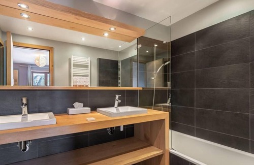 Beranger Ski Chalet | Chalet, terrace, balcony, fireplace or stove, parking, tv, ski locker, 430m²