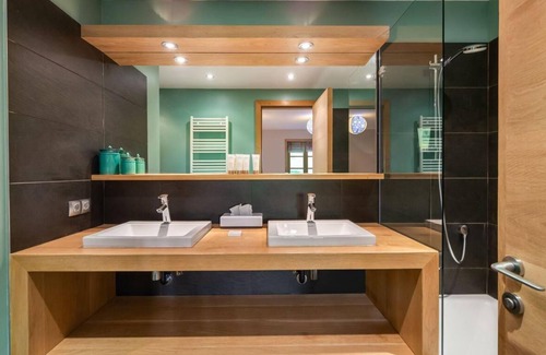 Beranger Ski Chalet | Chalet, terrace, balcony, fireplace or stove, parking, tv, ski locker, 430m²