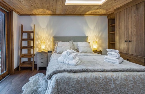 Les Belleville Ski Chalet | Chalet, wifi, view open, sauna, fireplace or stove, parking, tv, ski locker, 330m²