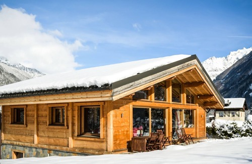Chamonix-Mont-Blanc Ski Chalet | Chal'Heureux + ANNEXE - 18 guests in 8 bedrooms ultimate comfort and elegance
