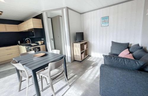 Jullouville-les-Pins Ski Chalet | Chalet élégant à Jullouville : plage, terrasse, piscine chauffée, 4 couchages - FR-1-361-534