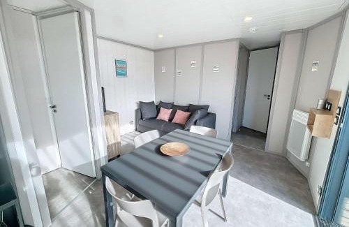 Jullouville-les-Pins Ski Chalet | Chalet élégant à Jullouville : plage, terrasse, piscine chauffée, 4 couchages - FR-1-361-534