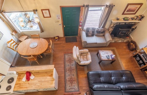 Mammoth Lakes Ski Chalet | Chalet #11, Charming Ski in/Ski Out Steps to the