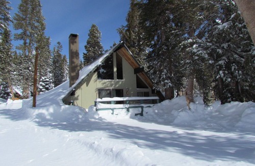 Mammoth Lakes Ski Chalet | Chalet #15, Charming Ski in/Ski Out Steps to the