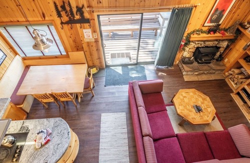 Mammoth Lakes Ski Chalet | Chalet #17, Charming Ski in/Ski Out Steps to the