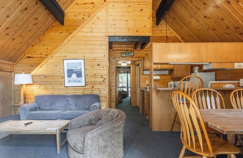Mammoth Lakes Ski Chalet | Chalet #25, Charming Ski in/Ski Out, just steps to the Mountain