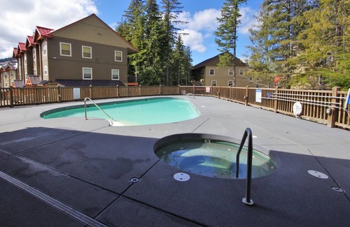 Government Camp Ski Chalet | Chalet 32 at the Official Collins Lake Resort