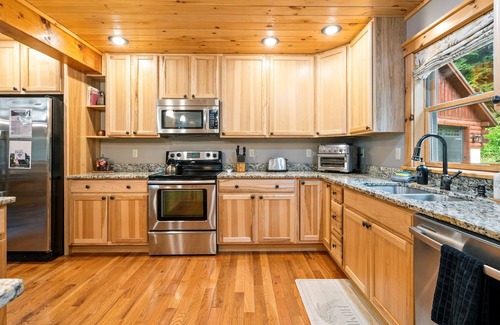 Sunday River Area Ski Chalet | Chalet 76| HotTub! Slps15, Close to Mtn, Dogs Ok!