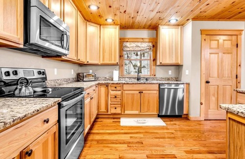 Sunday River Area Ski Chalet | Chalet 76| HotTub! Slps15, Close to Mtn, Dogs Ok!