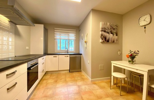 San Roque House | CHALET ADOSADO en LA ALCAIDESA, Cádiz. Vistas al Mar. Playa, Piscina.