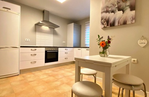 San Roque House | CHALET ADOSADO en LA ALCAIDESA, Cádiz. Vistas al Mar. Playa, Piscina.