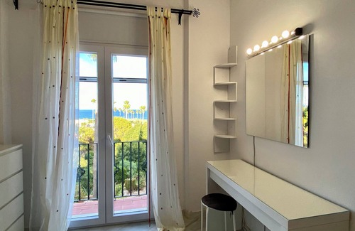 San Roque House | CHALET ADOSADO en LA ALCAIDESA, Cádiz. Vistas al Mar. Playa, Piscina.