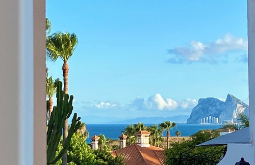 San Roque House | CHALET ADOSADO en LA ALCAIDESA, Cádiz. Vistas al Mar. Playa, Piscina.