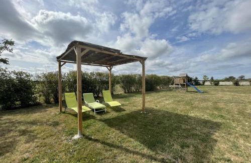 Pierrefitte-sur-Loire House | Chalet au bord de l'eau avec animaux acceptés - FR-1-489-361