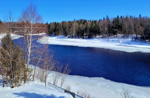 Shannon Ski Chalet | Chalet avec spa et vue sur la rivière Jacques-Cartier