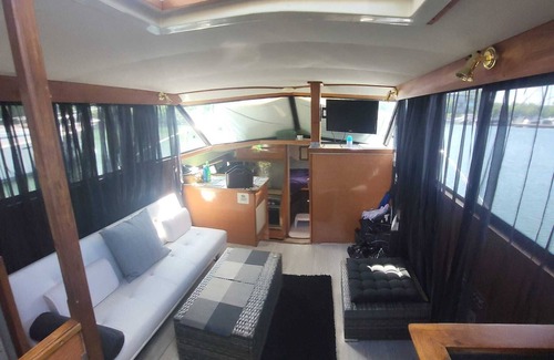 Ville-Marie Boat Rental | Chalet Boat in the heart of Montreal