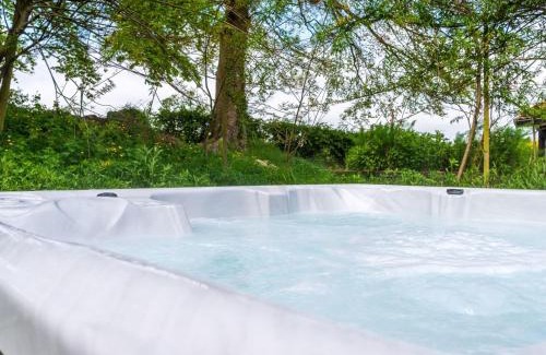 Brazzacott Ski Chalet | Chalet Bramley Hot Tub Lodge by Interhome