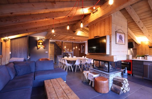 Le Bettaix Ski Chalet | Chalet Brooklyn 15+/on the slopes/3Valleys/jacuzzi/sauna/fireplace/wifi/XBox