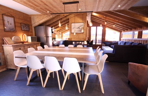 Le Bettaix Ski Chalet | Chalet Brooklyn 15+/on the slopes/3Valleys/jacuzzi/sauna/fireplace/wifi/XBox