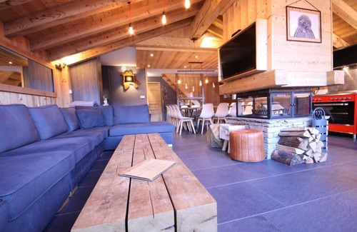 Le Bettaix Ski Chalet | Chalet Brooklyn 15+/on the slopes/3Valleys/jacuzzi/sauna/fireplace/wifi/XBox