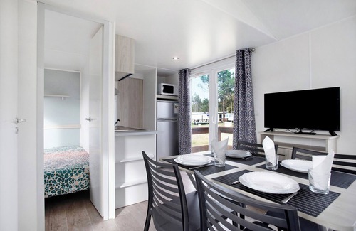 Burinhosa Ski Chalet | Chalet 'Bungalow T2 I - 15 Min From Nazaré' with Shared Pool, Private Terrace and Air Conditioning