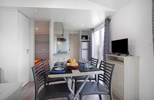 Burinhosa Ski Chalet | Chalet 'Bungalow T2 I I- 15 Min From Nazaré' with Shared Pool, Private Terrace and Air Conditioning