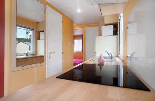 Burinhosa Ski Chalet | Chalet 'Bungalow T2 V - 15 Min From Nazaré' with Shared Pool, Private Terrace and Air Conditioning