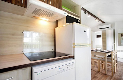 Burinhosa Ski Chalet | Chalet 'Bungalow T3 I - 15 Min From Nazaré' with Shared Pool, Private Terrace and Air Conditioning