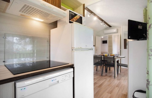 Burinhosa Ski Chalet | Chalet 'Bungalow T3 I I I - 15 Min Nazaré' with Shared Pool, Private Terrace and Air Conditioning
