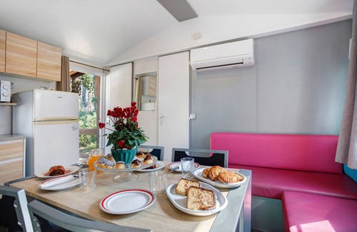 Burinhosa Ski Chalet | Chalet 'Bungalow T3 I V- 15 Min From Nazaré' with Shared Pool, Private Terrace and Air Conditioning