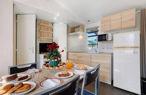 Burinhosa Ski Chalet | Chalet 'Bungalow T3 I V- 15 Min From Nazaré' with Shared Pool, Private Terrace and Air Conditioning