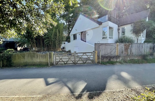 New Forest District House | Chalet Bungalow with water views, Eling