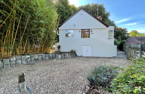 New Forest District House | Chalet Bungalow with water views, Eling