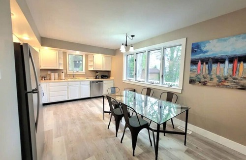 Villas House | Chalet By The Bay - Sleeps 12
