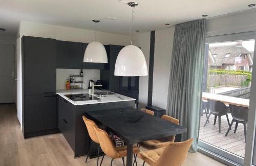 Idskenhuizen Ski Chalet | Chalet by Water in Idskenhuizen Recreation Park