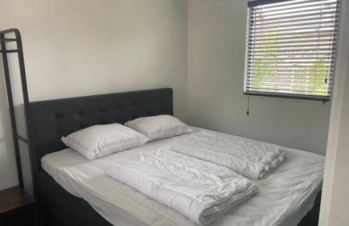 Idskenhuizen Ski Chalet | Chalet by Water in Idskenhuizen Recreation Park