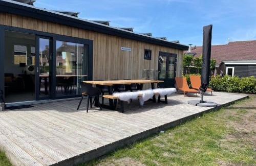 Idskenhuizen Ski Chalet | Chalet by Water in Idskenhuizen Recreation Park