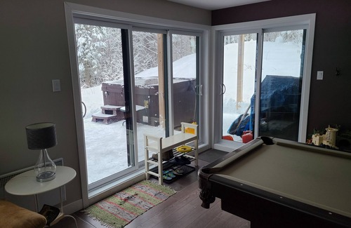 St-Adolphe-d'Howard Ski Chalet | Chalet Moderne et Lumineux sur une rue Tranquille Avec 4 Chambres, Foyer, spa