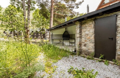 Arties Ski Chalet | Chalet 'Casa Aranesa En Centro De Arties' with Mountain View, Private Garden and Wi-Fi