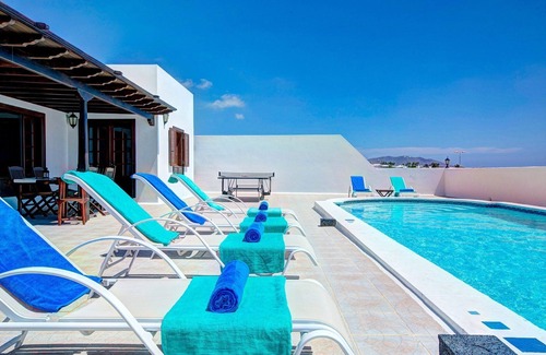 Playa Blanca Villa | Chalet Casa Paula with Sea and Mountain View, Pool, Garden & Wi-Fi