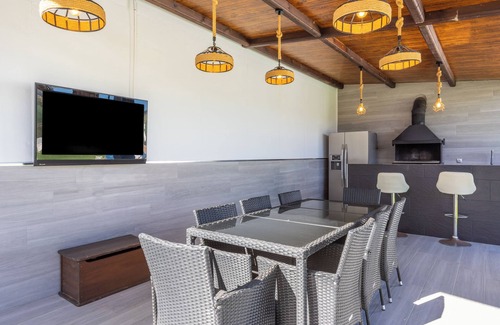 Casabermeja Ski Chalet | Chalet 'Casa Rural Paradise Holidays' with Mountain View, Pool, Wi-Fi and Air Conditioning