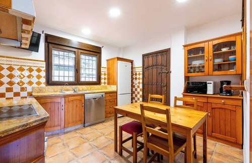 Casabermeja Ski Chalet | Chalet 'Casa Rural Paradise Holidays' with Mountain View, Pool, Wi-Fi and Air Conditioning