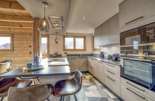 Sallanches Ski Chalet | Chalet 'Chalet Face Au Mont-blanc' with Mountain View, Wi-Fi and Air Conditioning