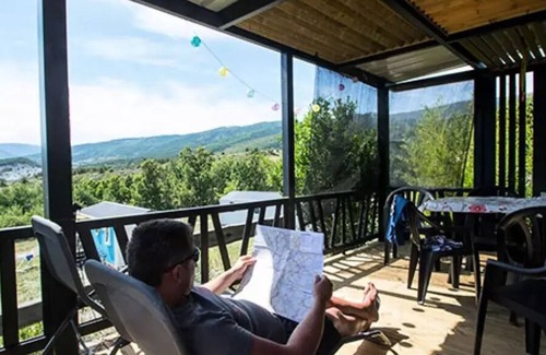 Rosans Ski Chalet | Chalet Comfort "Noumea" + CLIM 25m2 (Modell 1) - 2 Schlafzimmer + 12m2 überdachte Terrasse + TV 5 Personen