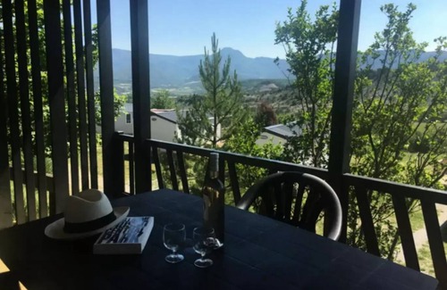 Rosans Ski Chalet | Chalet Comfort "Noumea" + CLIM 25m2 (Modell 1) - 2 Schlafzimmer + 12m2 überdachte Terrasse + TV 5 Personen